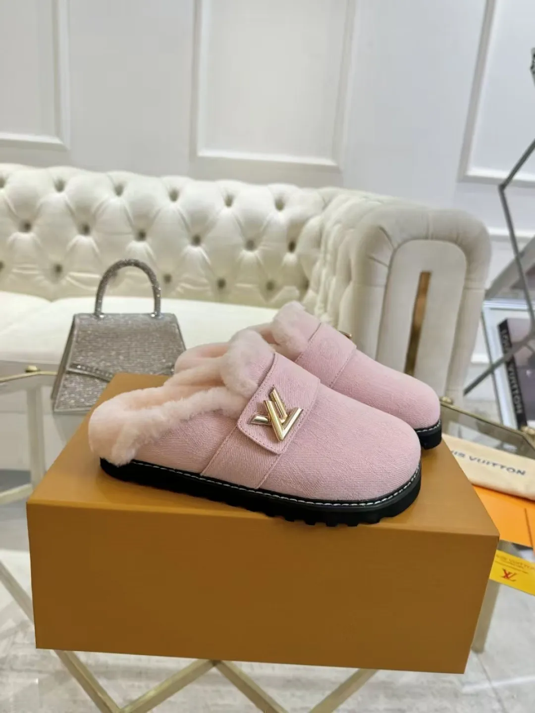 p600✨ LV Couple’s Wool Slippers｜Full of high-end feel, the soles of your feet are luxurious✨ We have achieved the ultimate restoration of the "higher version" of this pair of LV classic toe-toe slippers! 👫💫 🌟 The core advantages are clear at a glance: ✔️ Original jacquard + cowhide fabric, delicate texture, high-end at first glance; ✔️ 280% pure wool lining, wearing barefoot is like stepping on clouds ☁️, soft and skin-friendly and not sweaty; ✔️ Non-slip rubber bottom + three-dimensional toe design, super stable for walking, fashionable and practical!  👀 Must-have attention to detail: Belt buckle + classic LV presbyopic elements, revealing the aura of a big-name brand in a low-key manner ~ Whether it is a couple dating or a trip with besties, both of them are the focus when they go out👟💖 ✨ Easily match the wardrobe: jeans + sweaters, lazy and casual style ✔️ Coat + skirt, refined and elegant ✔️ One pair of shoes can handle a variety of styles, and the sense of luxury is never artificial ~ #LV slippers #couple outfit #High-End Customization #Quality Shoes Recommendation Fabric: Yangjing/classic jacquard fabric Lining: Imported wool lining Sole: Original rubber sole Size: Female 35-41 Male 38-46